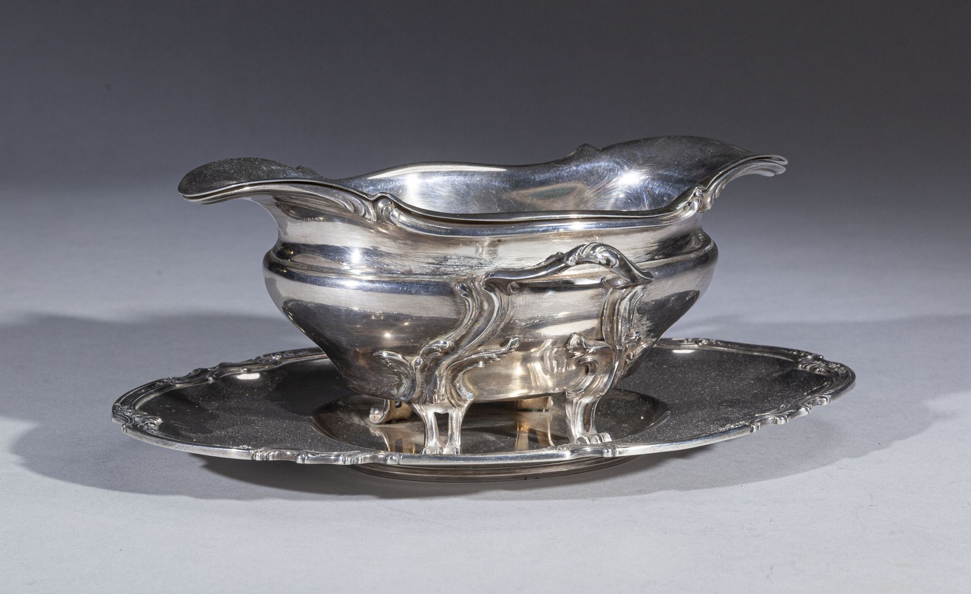 Null Oval quadripod sauceboat in silver, and its lining in silver plated metal, &hellip;