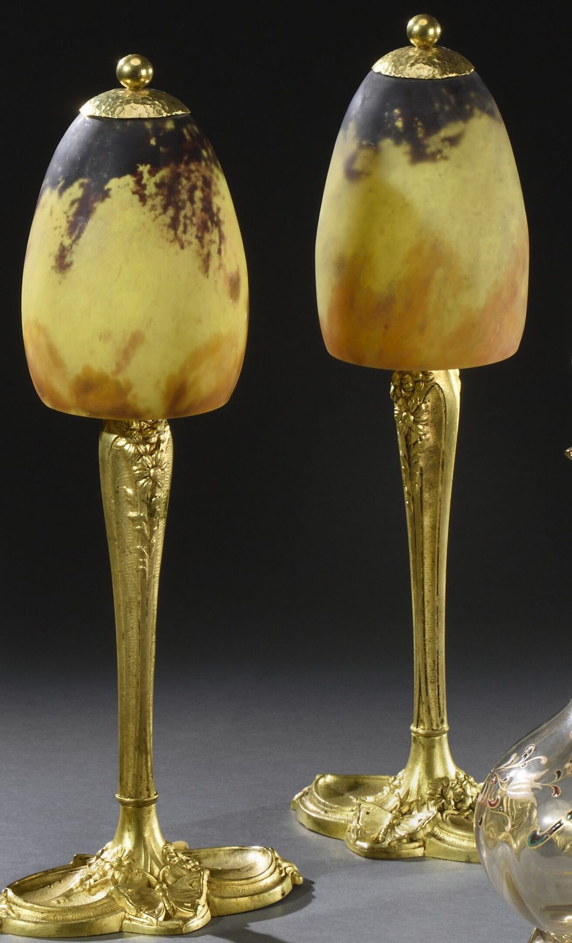 Null 查尔斯-朗克（19-20岁）和道姆-南希

一对单灯台灯，镀金青铜底座，圆锥形棕色和黄橙色桔子玻璃灯泡罩

每件作品上都签有两人的名字。

H.38.&hellip;