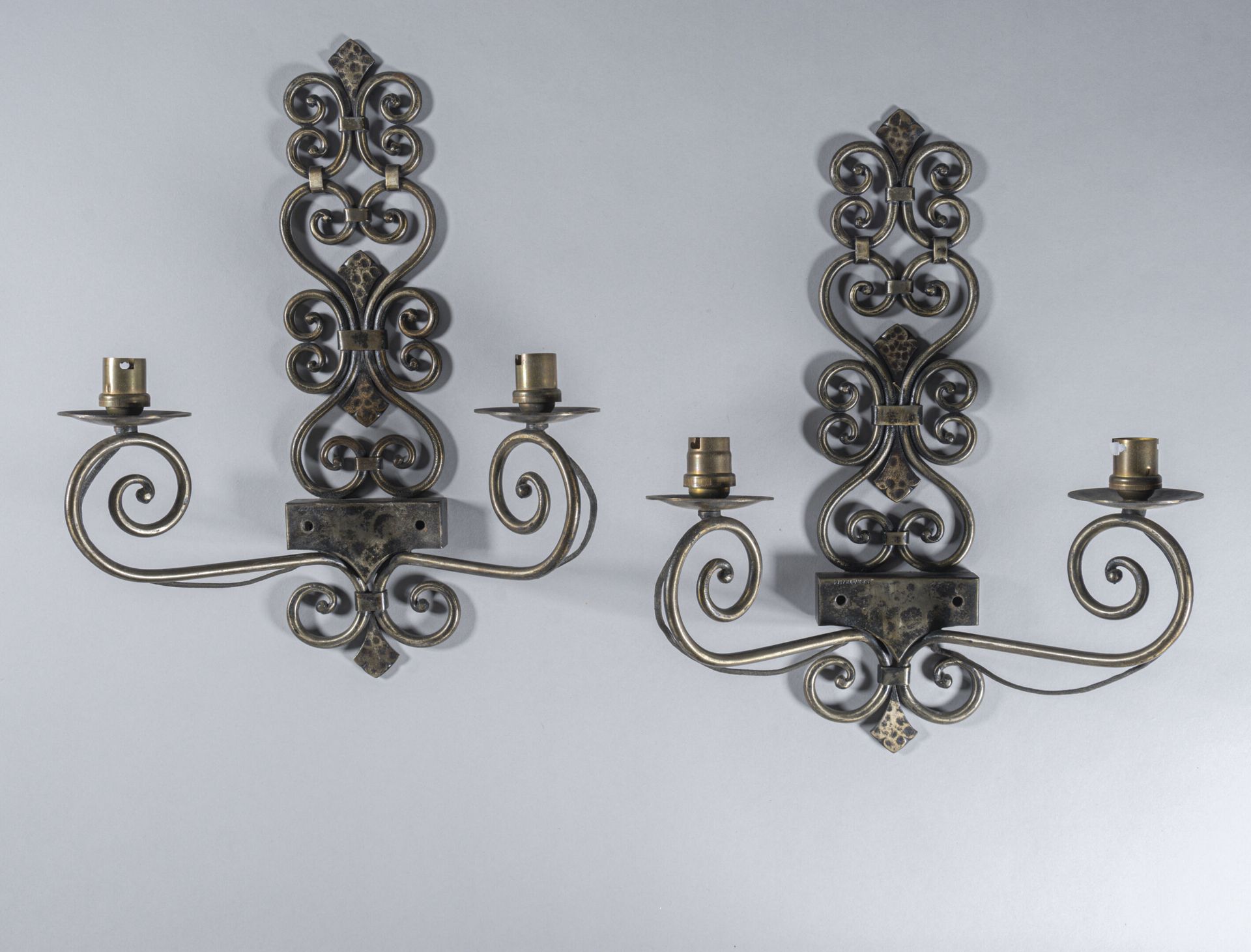 Null 米歇尔-扎多纳伊斯基 (1903 - 1983)

一对锻铁壁灯，有两个灯臂，有卷轴和交错的镂空铜板。

前面有签名。

高40厘米 - 长28厘米 &hellip;