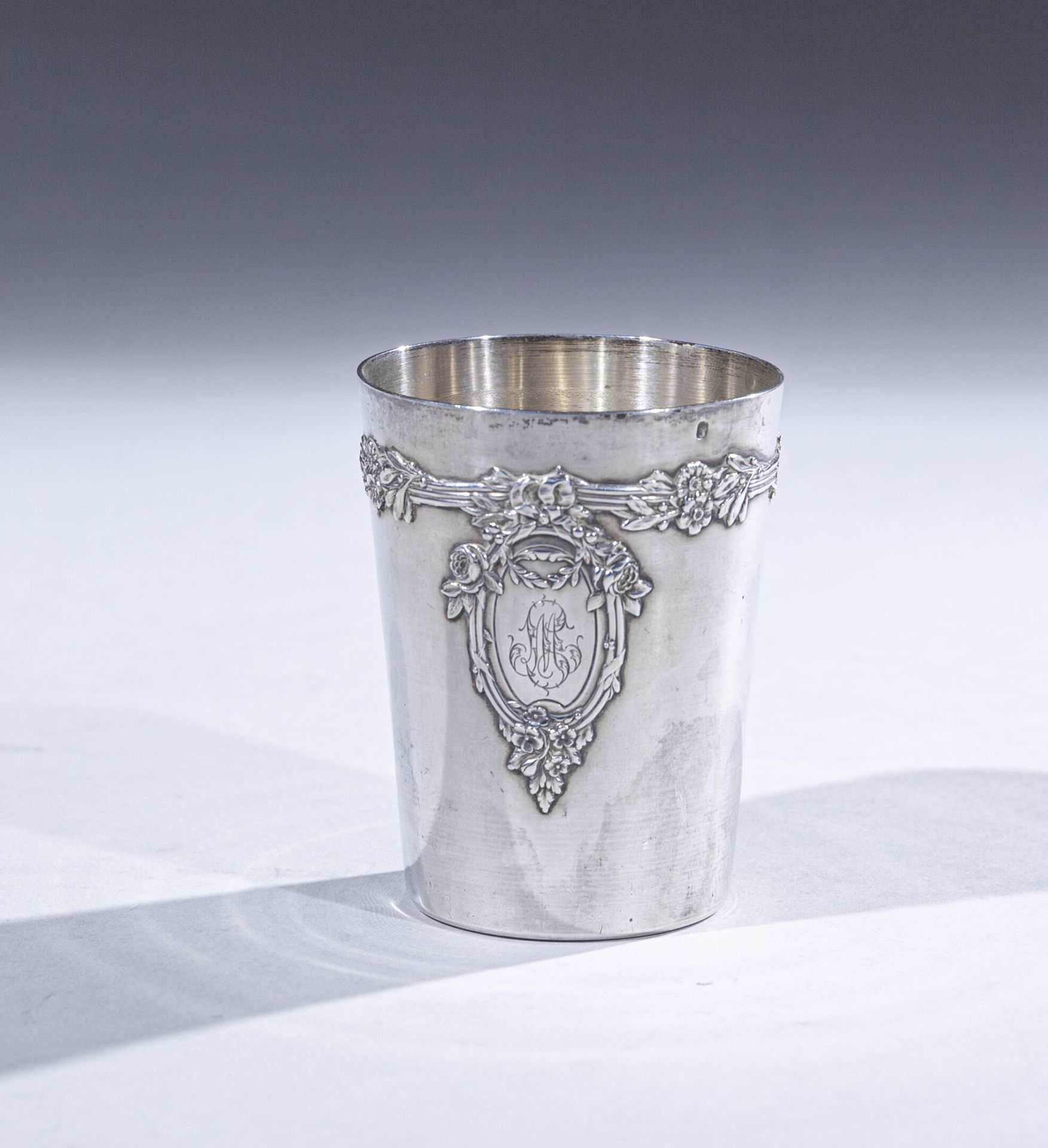 Null 一个普通的银质水壶，略微外翻，装饰有一个椭圆形的花纹徽章，编号为LM，由花丝楣固定。

标记为：米诺尔，第一标题

部分主建者：B

H.8.5 cm&hellip;