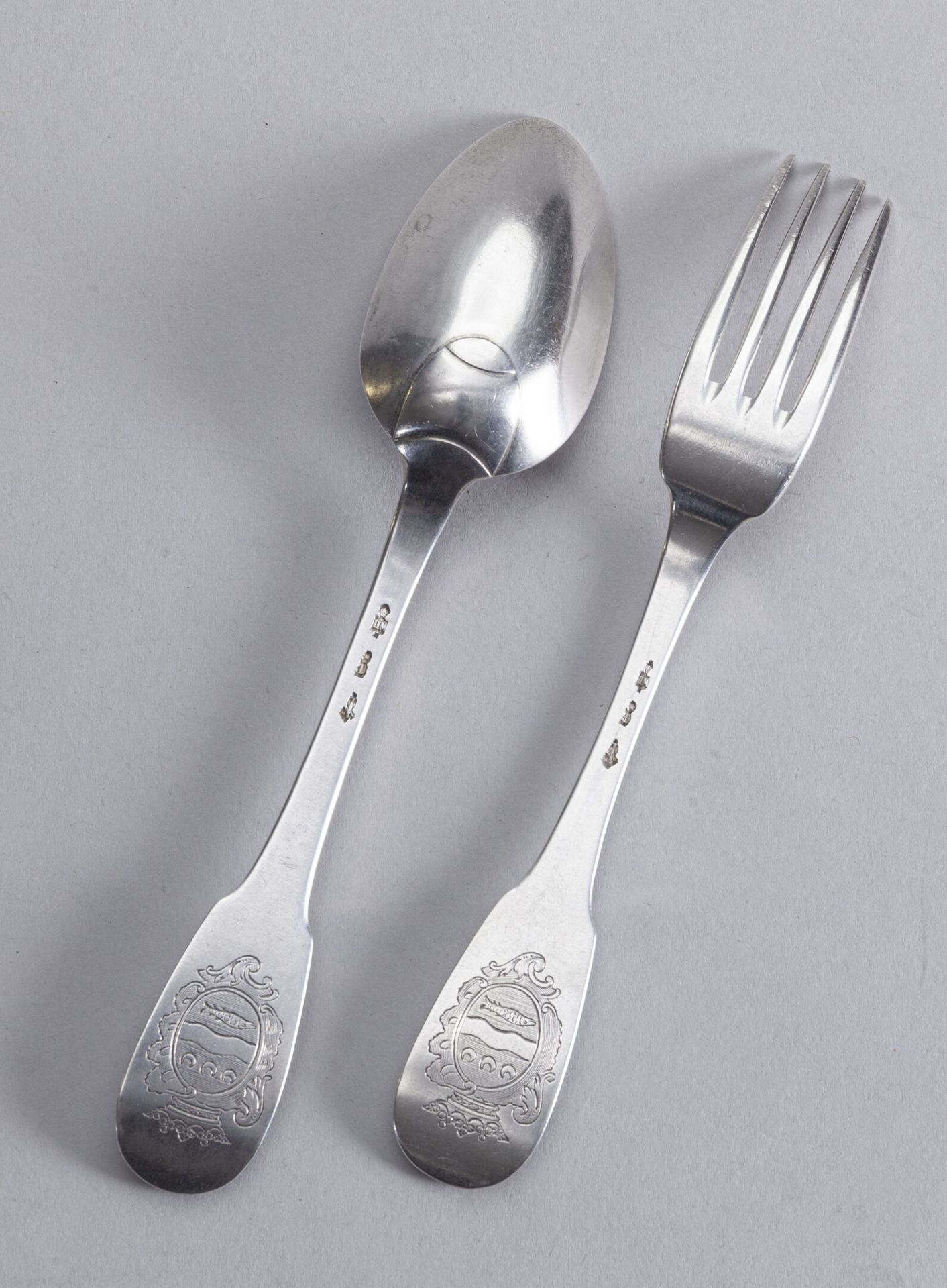 Null 银质餐具，单层模型，带纹章

康布雷，1740至750年间

大师级工匠：HM

重量：165克 BL