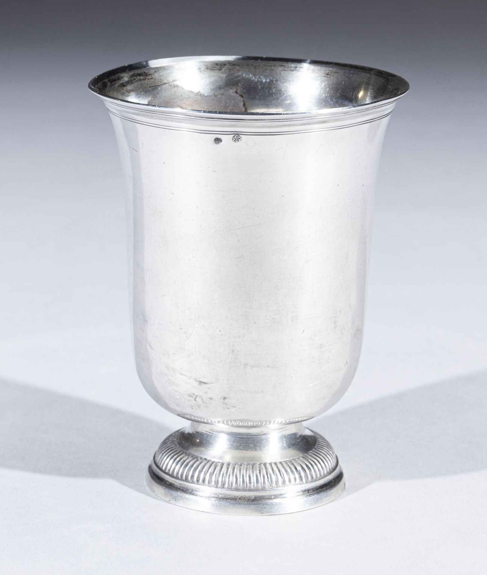 Null 一个普通的银制郁金香型水壶，放在带小齿轮的底座上，颈部有螺纹。

巴黎，1789年

金匠大师：皮埃尔-安托万-法梅洪

重量：120克 - 高10,&hellip;