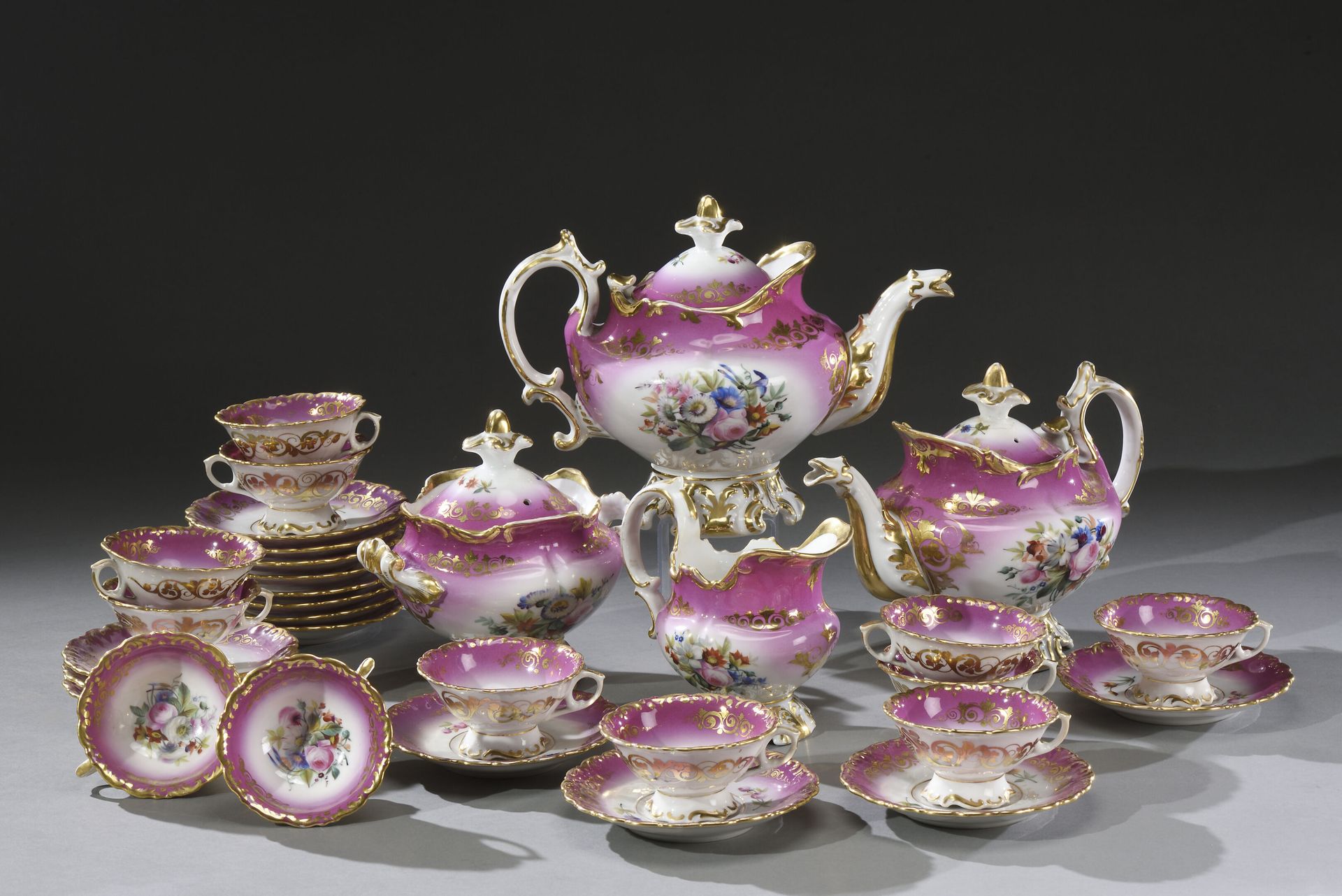 Null PARIS

Important service à thé en porcelaine à décor floral polychrome et b&hellip;