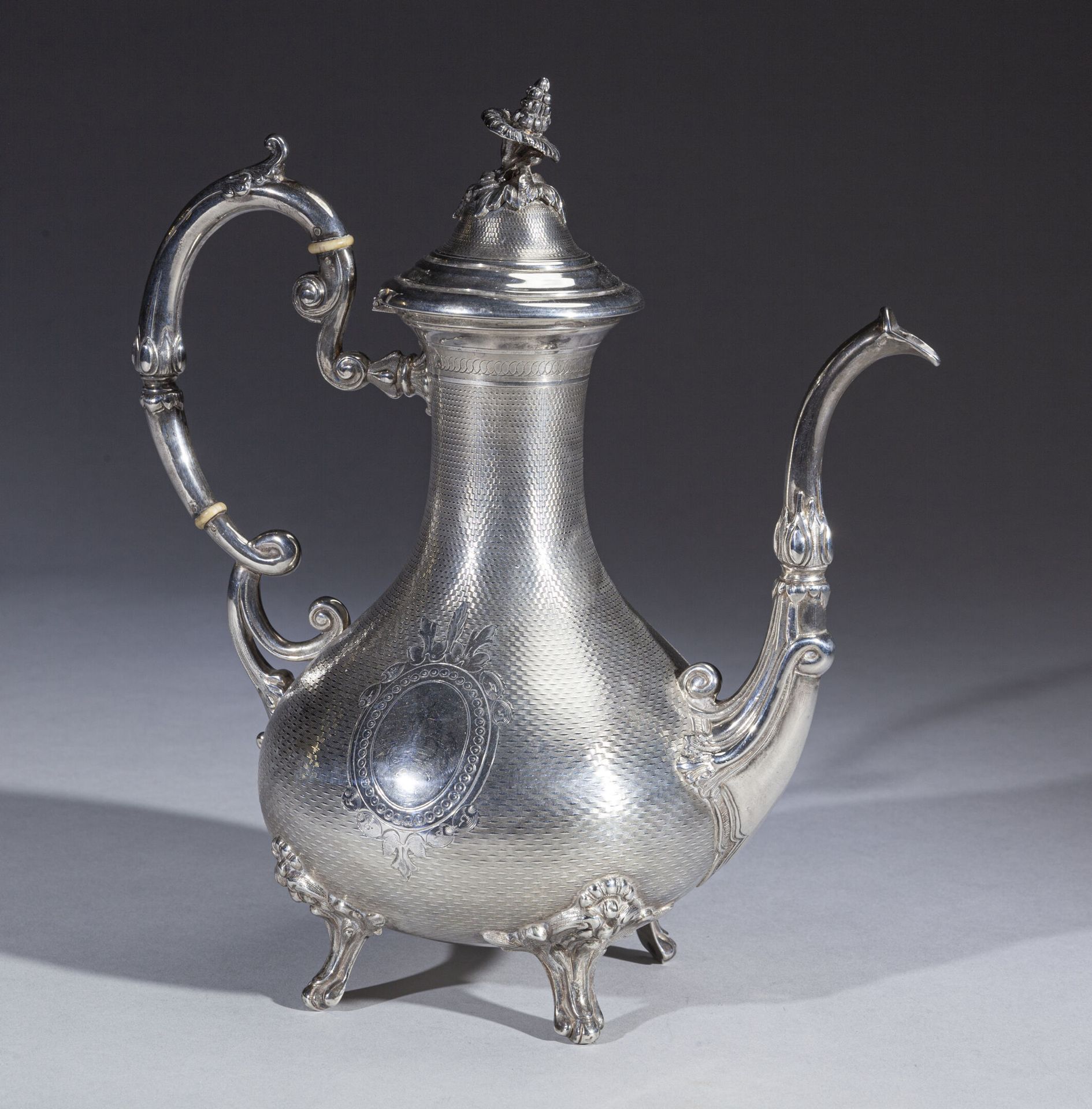 Null Four-legged silver pot, guilloche with basketry motifs, decorated with two &hellip;