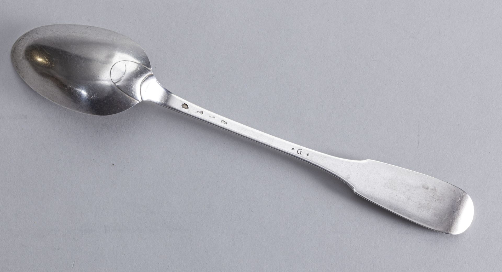 Null Stew spoon with a flat silver plate, stamped G

Reims, 1778

Weight : 148 g&hellip;