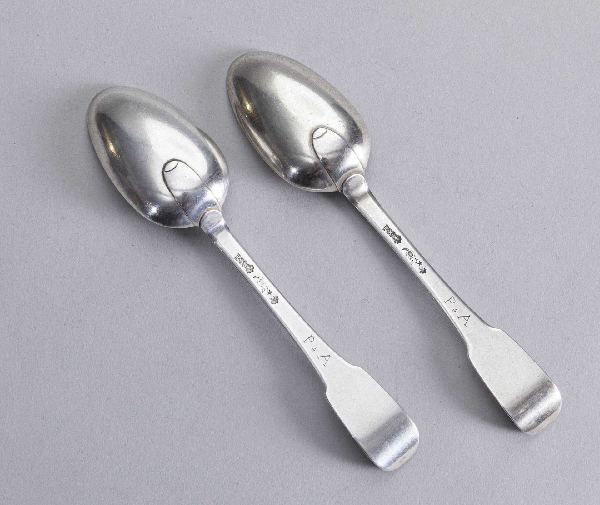 Null Due grandi cucchiai d'argento piatto, inciso

Langres, XVIII secolo

Maestr&hellip;