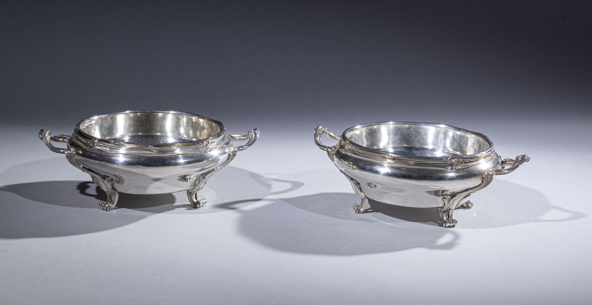 Null Pair of round quadripod silver vegetable dishes and their silver plated lin&hellip;