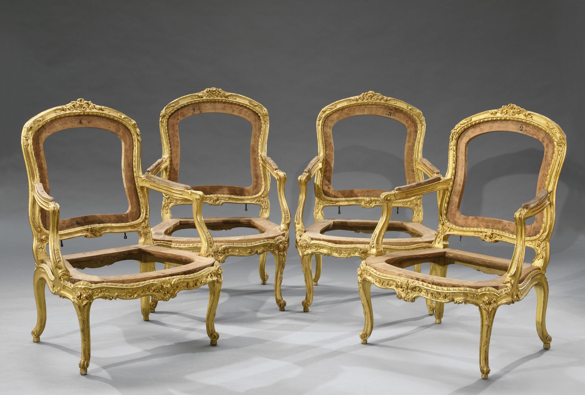 Suite de quatre fauteuils à dossier plat à châssis en hêtre sculpté et doré, à d&hellip;