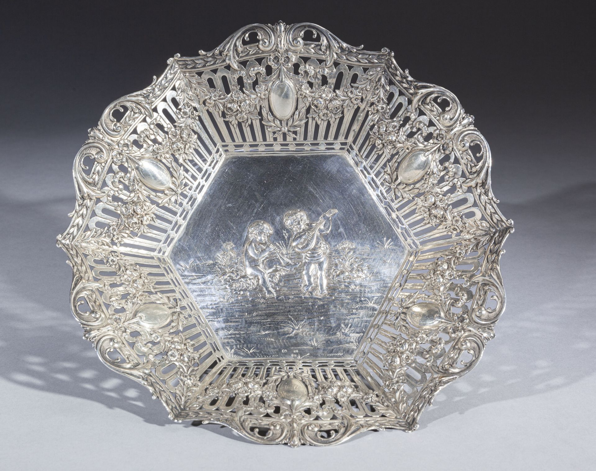 Null Hexagonal silver basket with stamped, chased and openwork decoration of ova&hellip;
