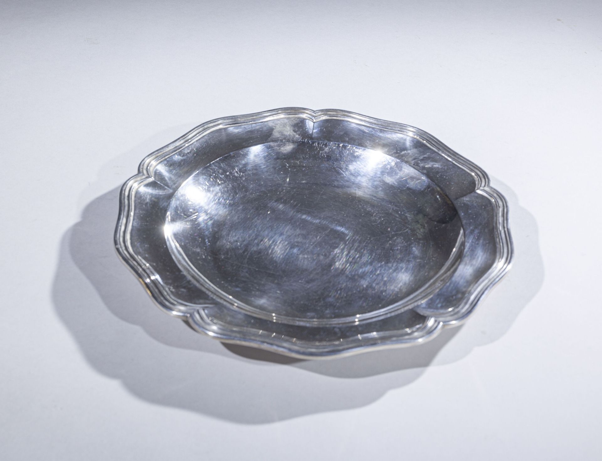 Null Große, runde, hohle Silberplatte mit fünf Konturen, die mit Filets geformt &hellip;