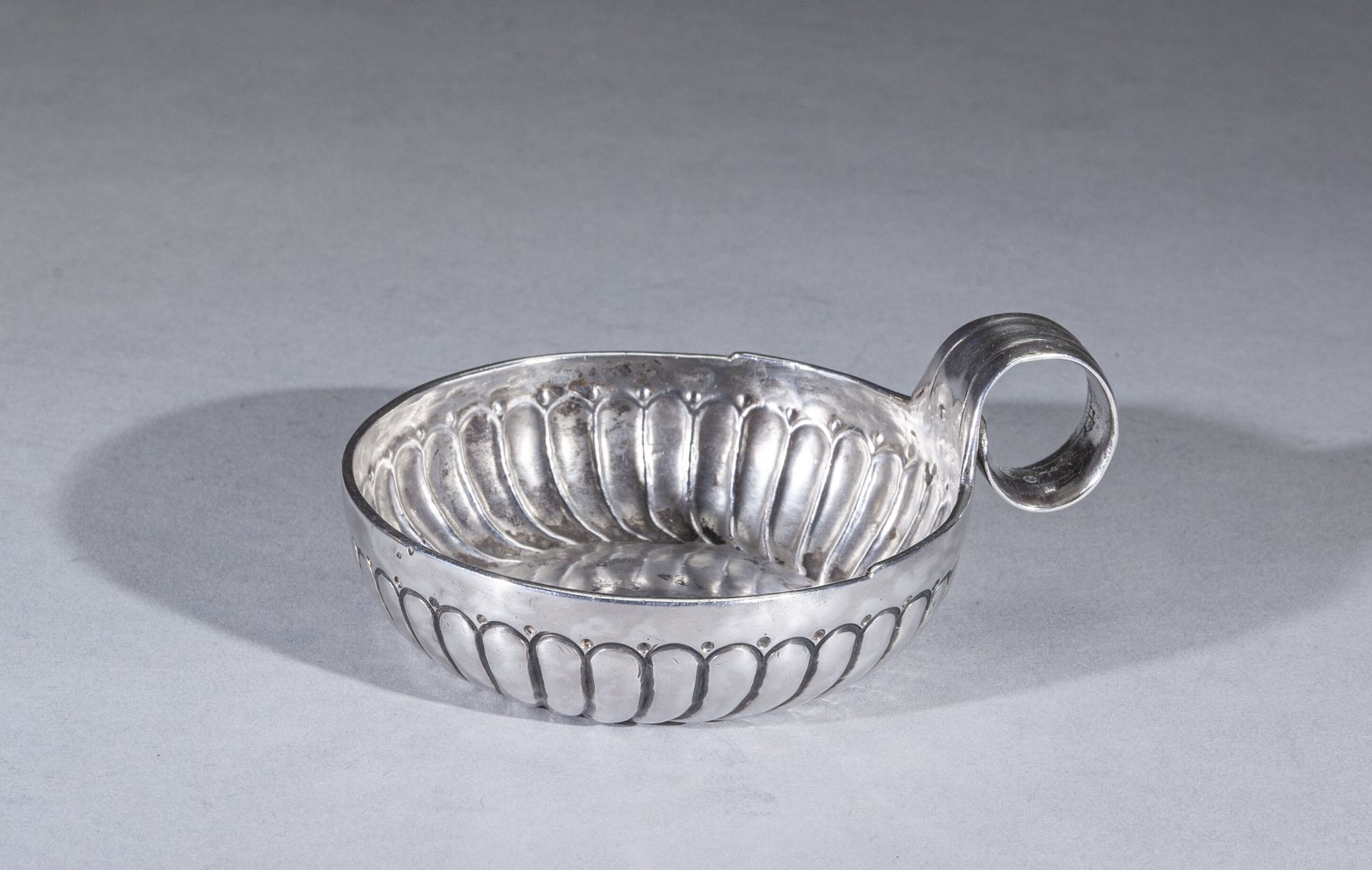 Null 大银酒杯，有扭曲的小齿轮，手柄两侧各有一个小凹槽，手柄上有螺纹，刻有 "Voisot Pommard, 1795"。

巴黎，1784年

工匠：也许&hellip;