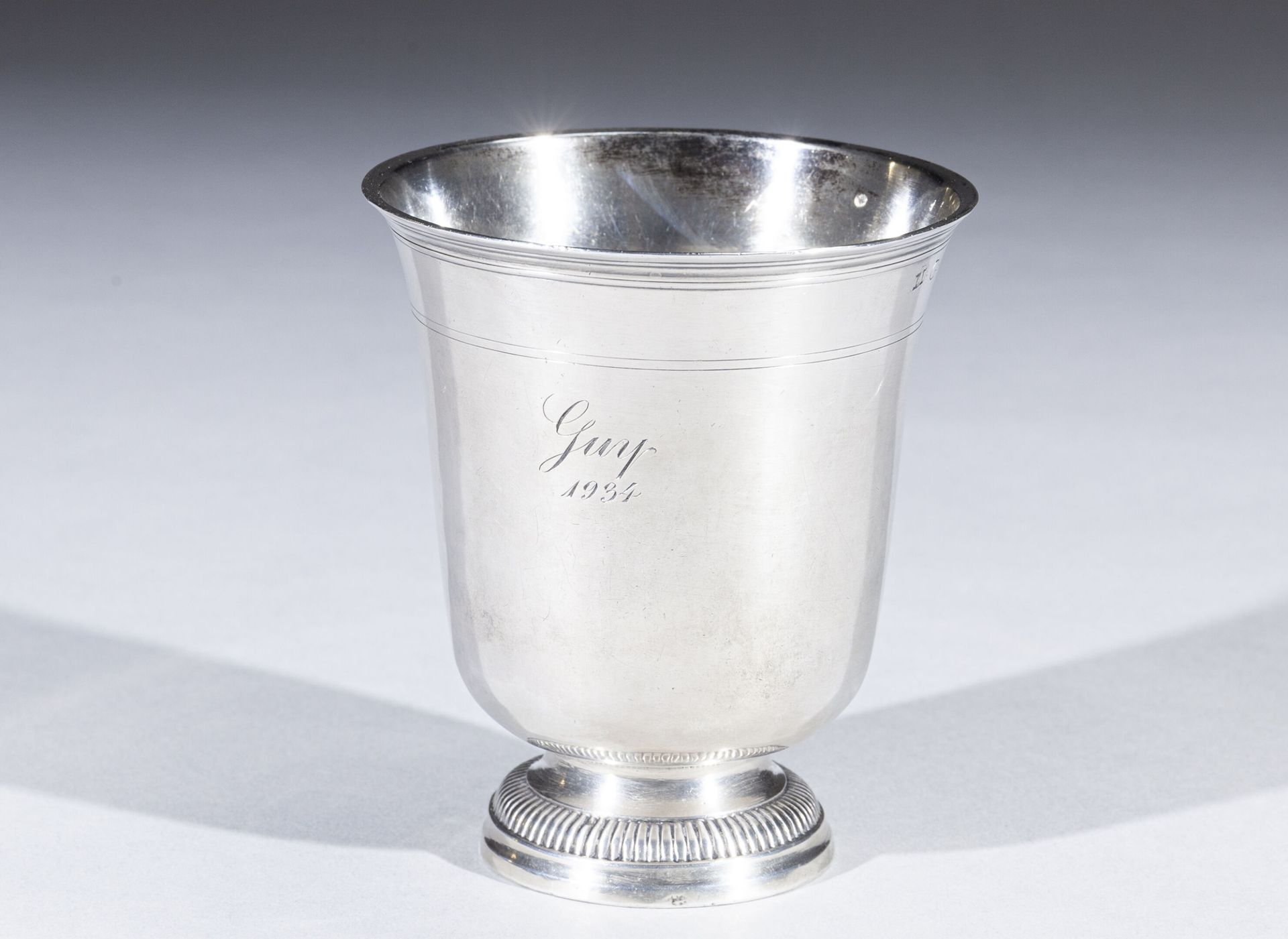 Null 一个普通的银制郁金香形水壶，放在一个有条纹的底座上，颈部下刻有花纹，后来又刻有乔治1874和盖1834的字样。

巴黎，1744年

H.9.6 cm&hellip;
