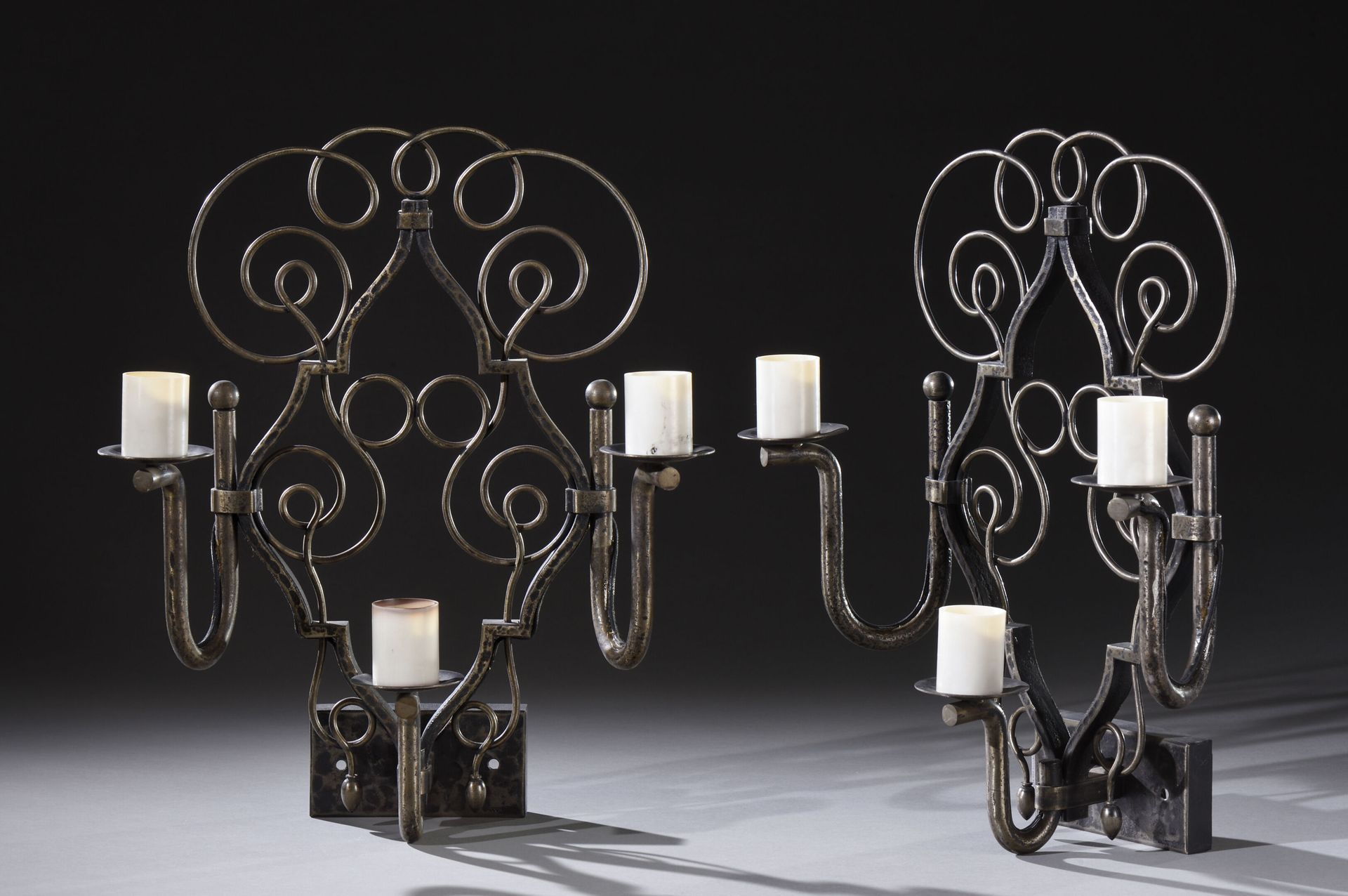 Null 米歇尔-扎多纳伊斯基 (1903 - 1983)

一对三臂锻铁壁炉，有卷轴和交错，四边形的固定铜镜。

前面有签名。

高45厘米 - 长37厘米 &hellip;