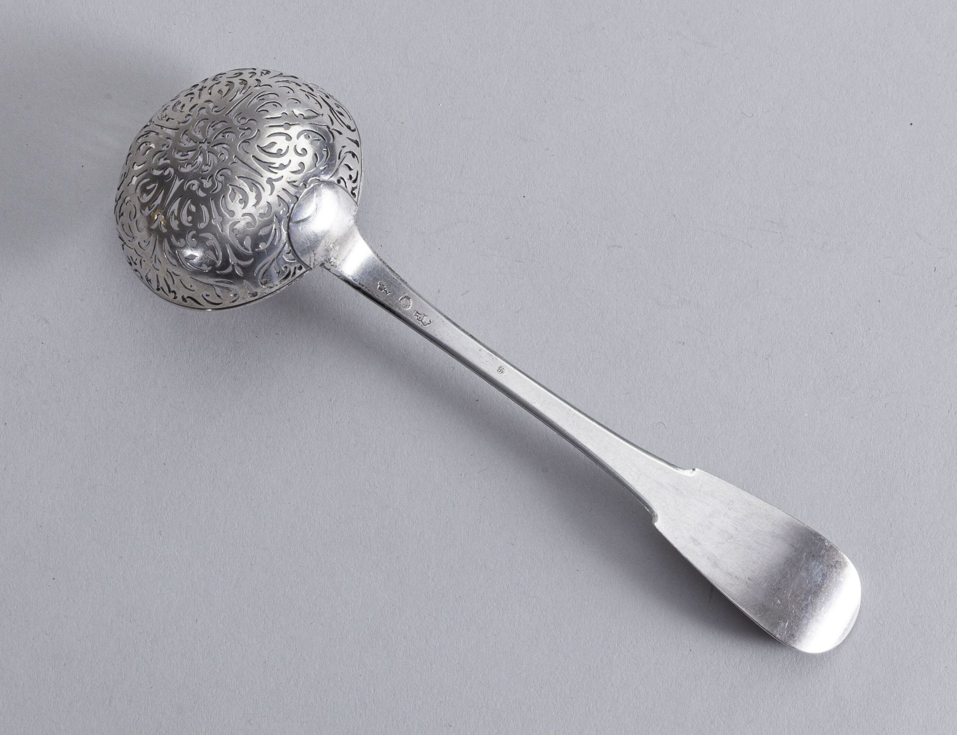 Null Silver sprinkling spoon, flat, beautiful piercing centered on a rotating ro&hellip;