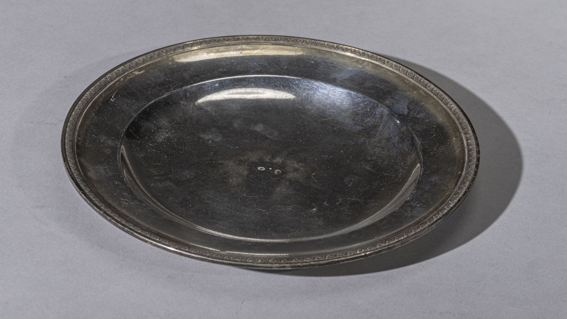 Null 圆形半空心银盘，带棕榈花纹装饰

标记：第一只公鸡（1798-1808）。

大师级：AEG a fleur de lys

直径 21,5 cm -&hellip;