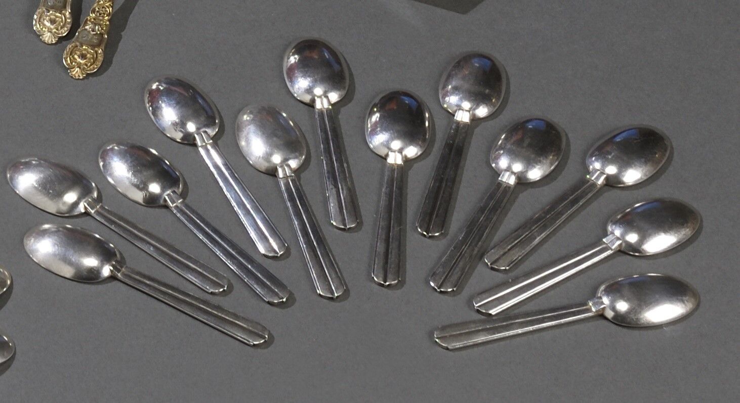 Null EMILE PUIFORCAT

Twelve silver coffee spoons Chantaco model with central gr&hellip;