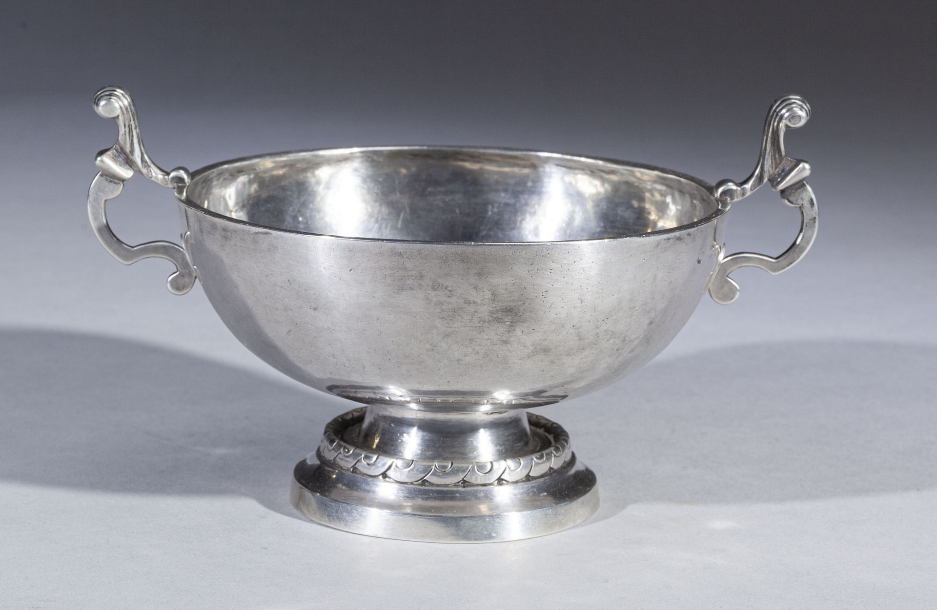 Null 银质 "婚礼 "杯在大基座上，有强烈的交错造型和两个弧形把手，反弧形和螺纹的股票

标记为：Premier Coq（1798-1809），卡昂？

大&hellip;