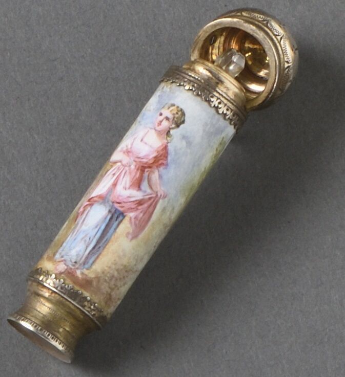 Null 银质錾花盐瓶，圆柱形瓶身绘有森林中的多色女性形象

19世纪下半叶

与其内塞（被封锁）BL