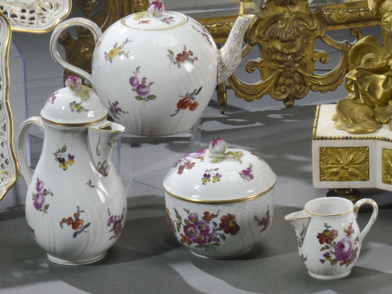 Null 德国，德累斯顿

瓷器茶具和咖啡套装的一部分，有多色花的装饰。 它包括一个茶壶，一个咖啡壶，一个糖碗和一个牛奶壶。背面有标记

20世纪初

咖啡壶：&hellip;