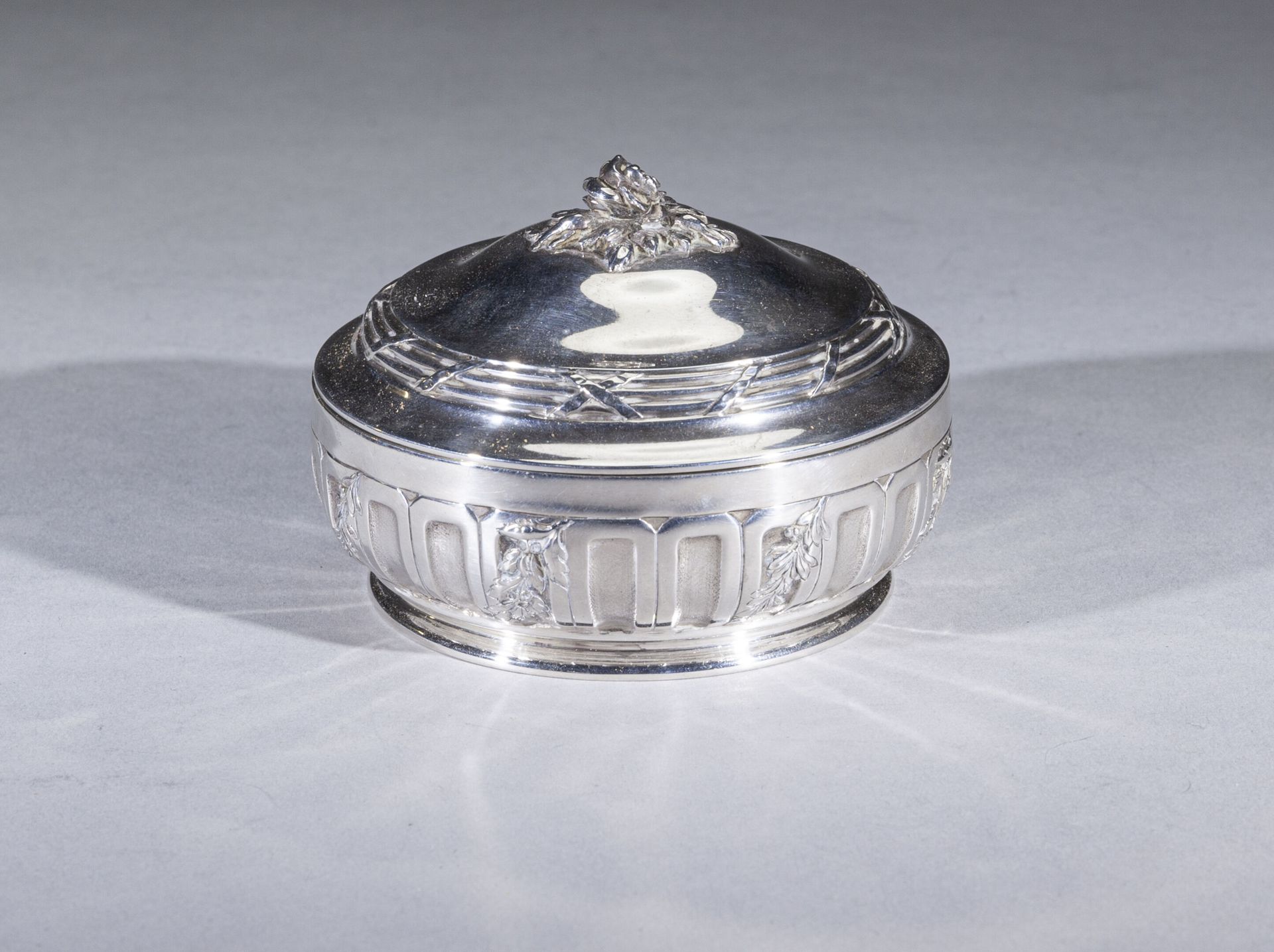 Null Kleine runde Bonbonniere aus Silber mit einem Dekor aus Kanälen mit amatisi&hellip;