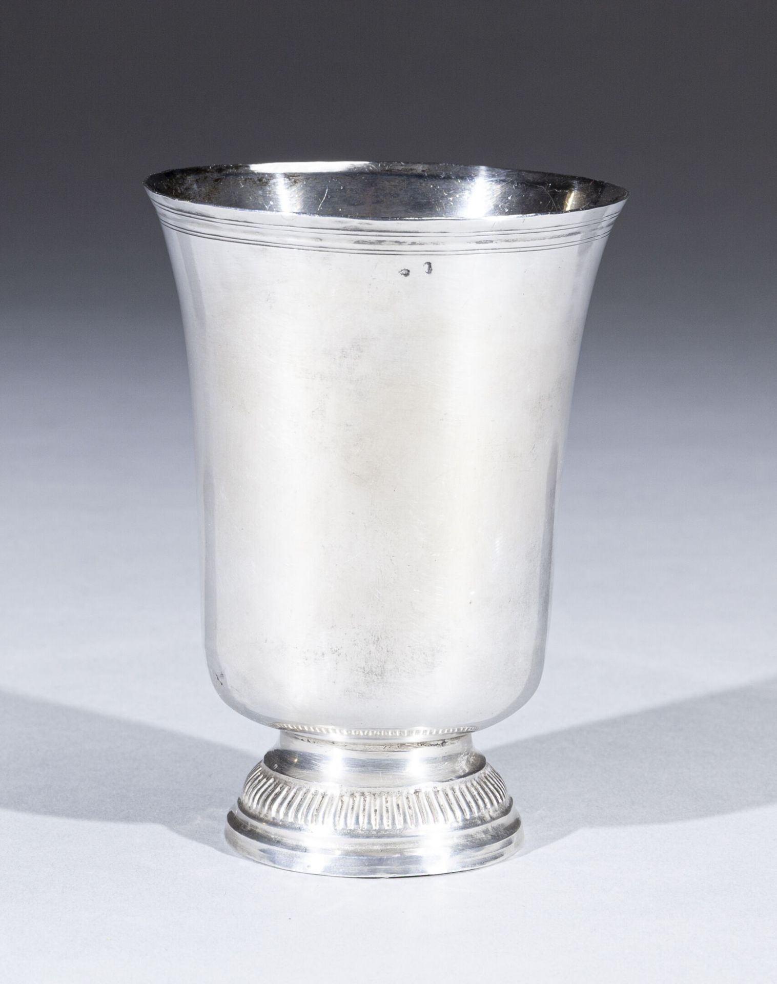 Null 一个大的银制郁金香形水壶，底座上有加德满都。

巴黎，1787年

重量：123g - H. 11,7g BL