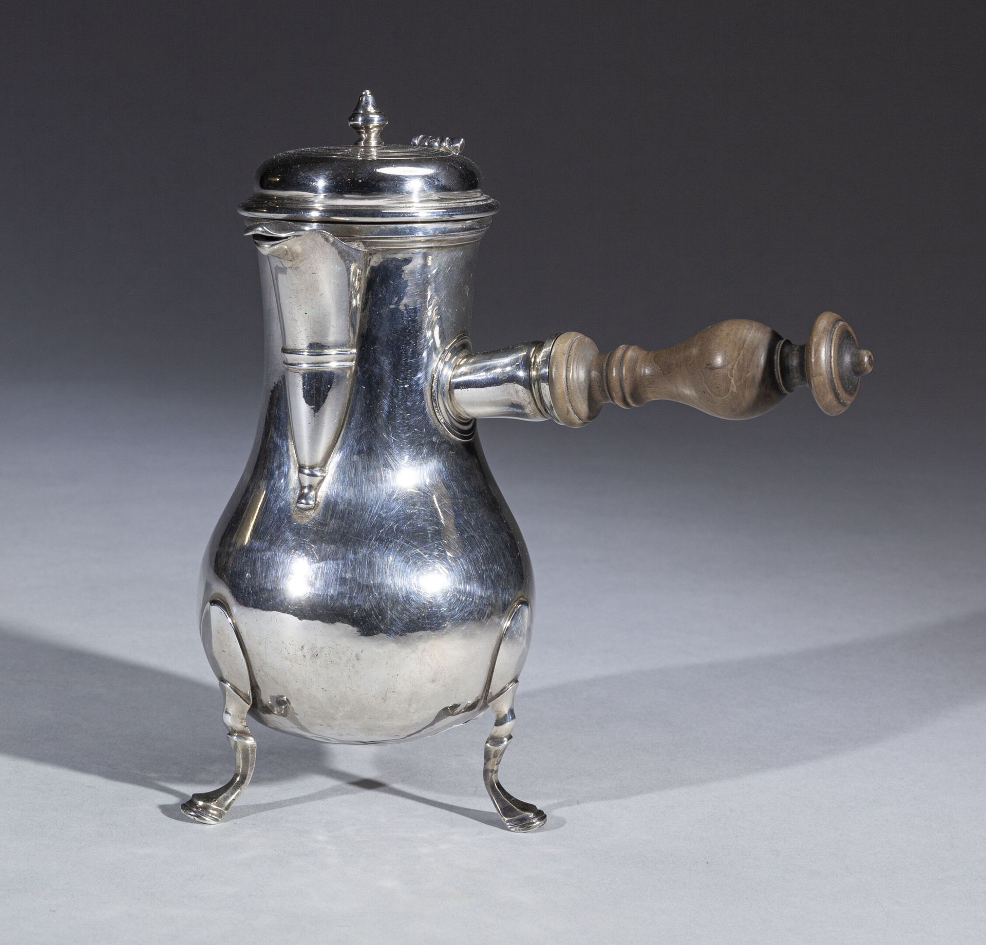 Null Coffee pot in plain silver on three cambered feet with oval escutcheon atta&hellip;