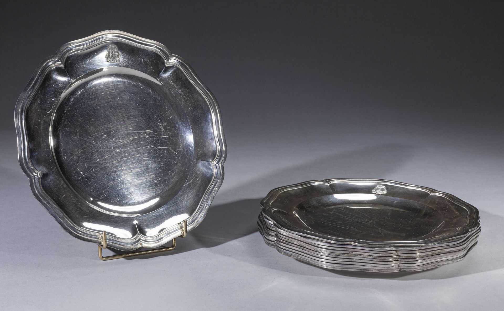Null 美丽的十二个银盘套装，圆形，有五个轮廓，有模子和圆角，Marli装饰着Mirepoix侯爵Adrien de Lévis Mirepoix（1820-&hellip;