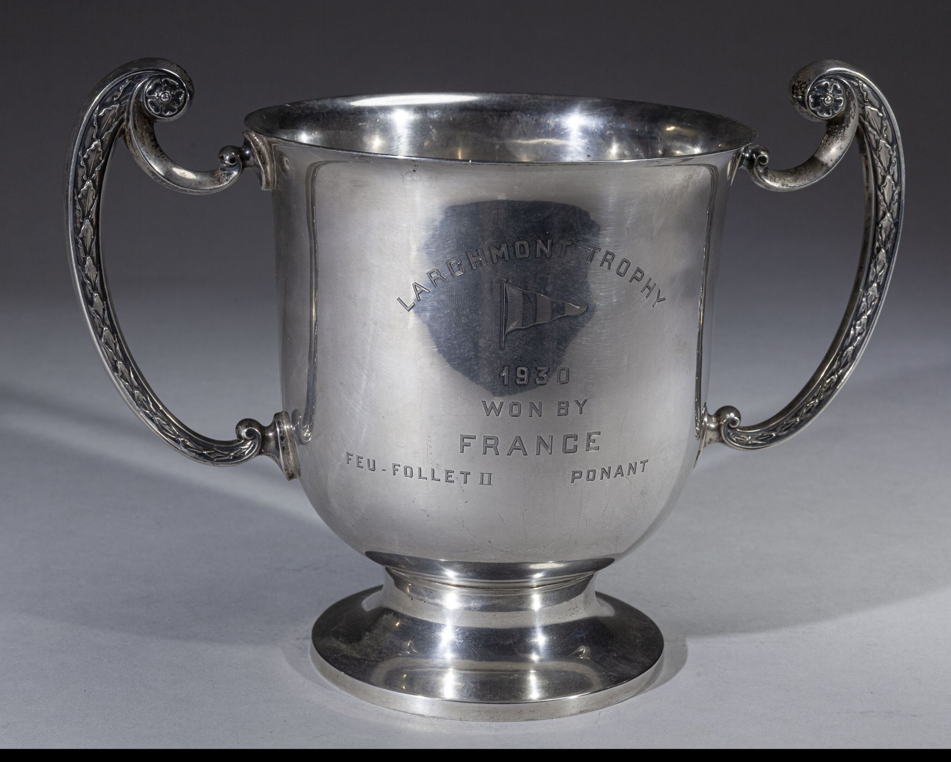 Null 一个圆形的，直的，双柄的，普通的银制 "奖杯"，杯身刻有 "LARCHMONT TROPHY 1930 WON BY FRANCE FEU FOLLE&hellip;