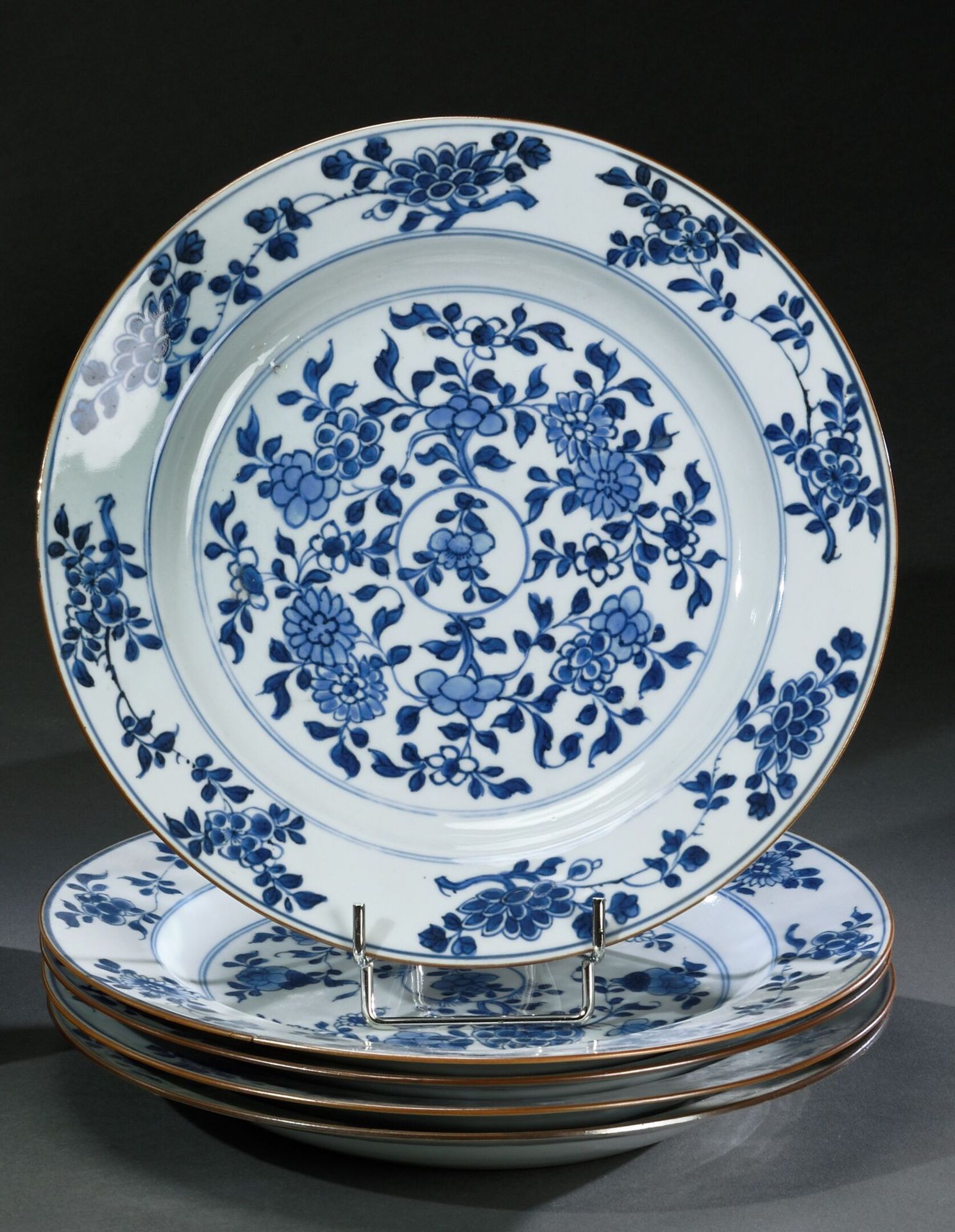 Null 中国，印度公司--18世纪

五件套大瓷盘，装饰有白蓝色的花卷，边缘有巧克力色的线，模型有小的差异

18世纪初为荷兰出口的作品

D. 27,5 c&hellip;