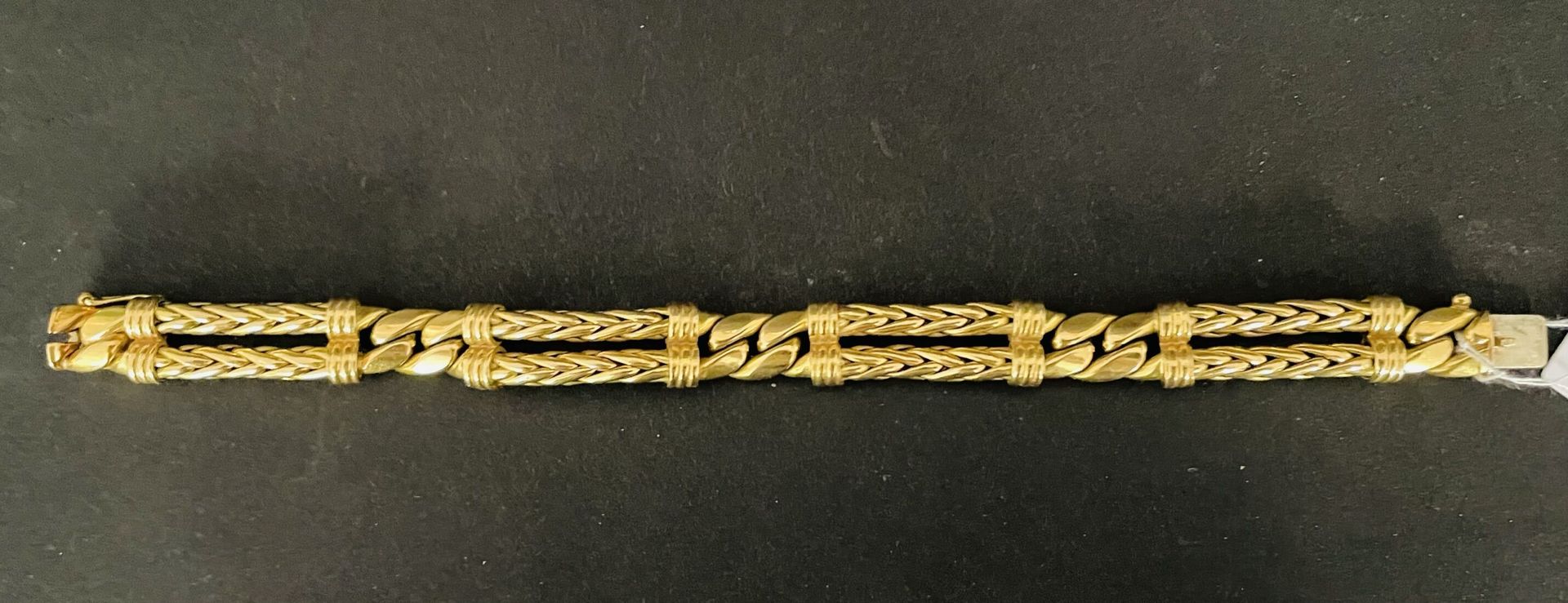 Null Gold bracelet 18K (750°/°°) with double mesh "cordage".

L. 200 mm

weight &hellip;