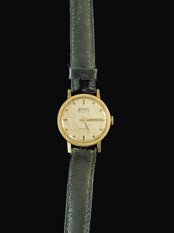 Null MONTRE bracelet, la montre de forme ronde en métal doré, cadran émaillé, in&hellip;