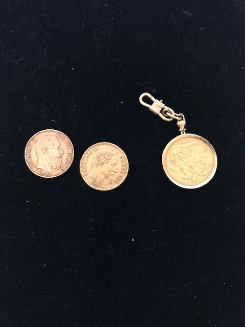 Null 两个18K（750°/°）黄金吊坠，一个是主权，另一个是20法国法郎硬币。

毛重：20.4克 



附有一枚20法国法郎硬币和一枚20比利时法郎硬&hellip;