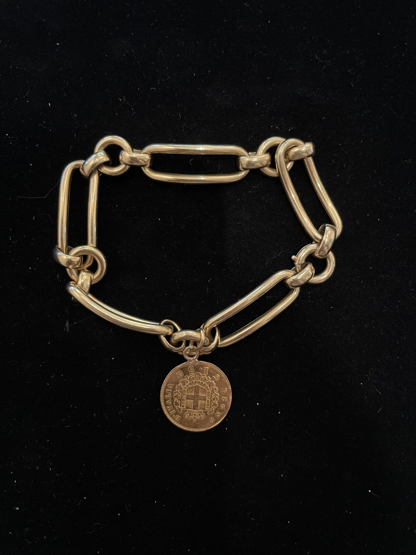 Null Armband und Medaille aus 18 Karat Gelbgold (750°/°°) .

Gewicht: 21,7 g