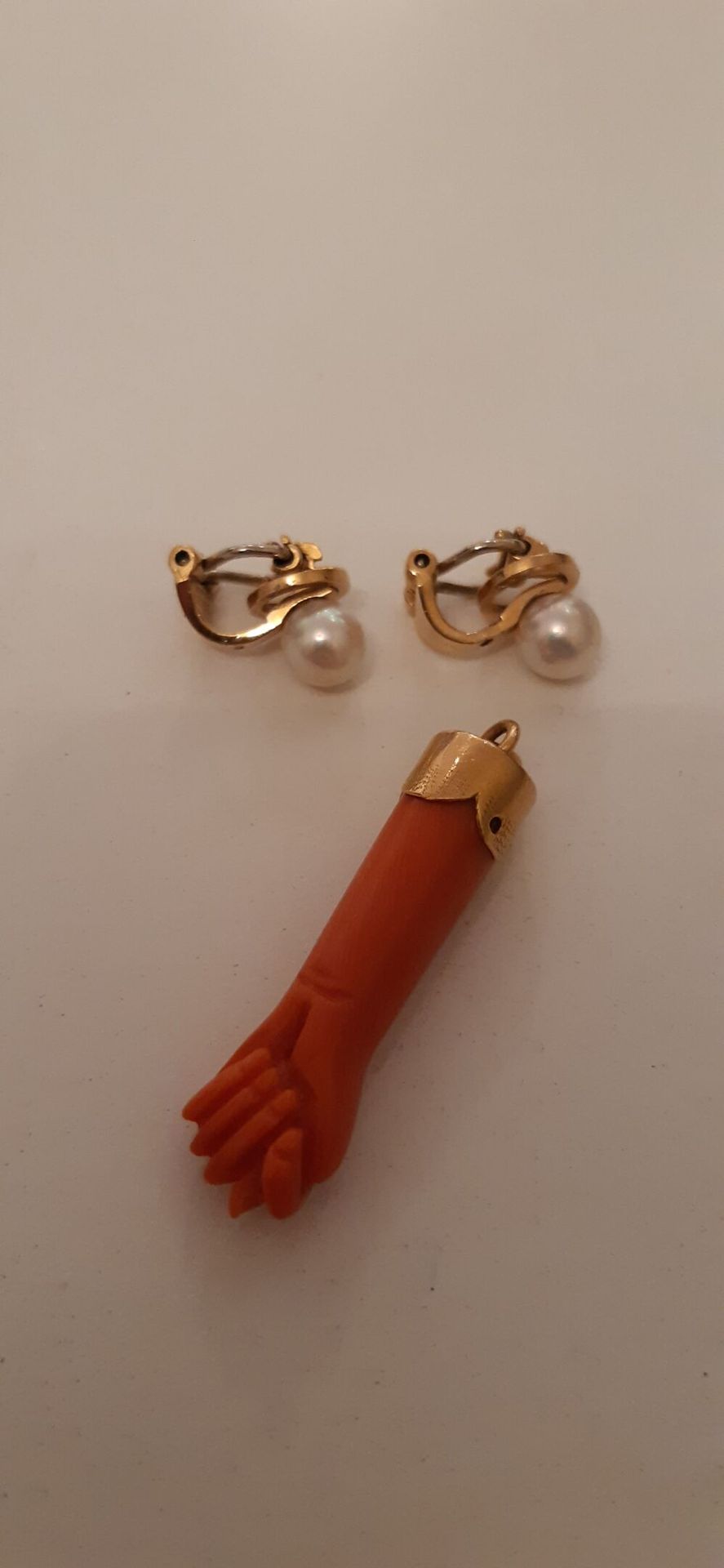 Null Paar Ohrringe aus 18 Karat Gelbgold (750°/°°), die jeweils mit einer Zuchtp&hellip;