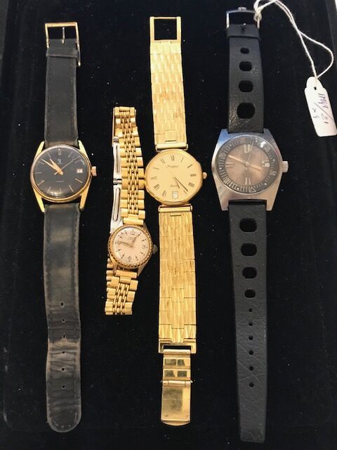 Null Set aus vier Armbanduhren aus Stahl oder vergoldetem Metall.

[4]