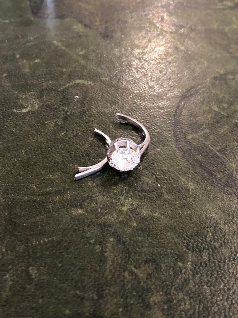 Null 18K（750°/°）白金戒指，镶有一颗约1.80克拉的老式切割钻石（戒指损坏）。

毛重：3.7克 

P1/fluo空。