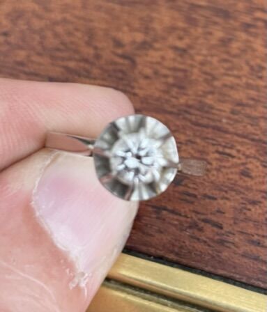 Null Bague en or gris 18K (750°/°°) sertie sur griffes d'un diamant rond taille &hellip;
