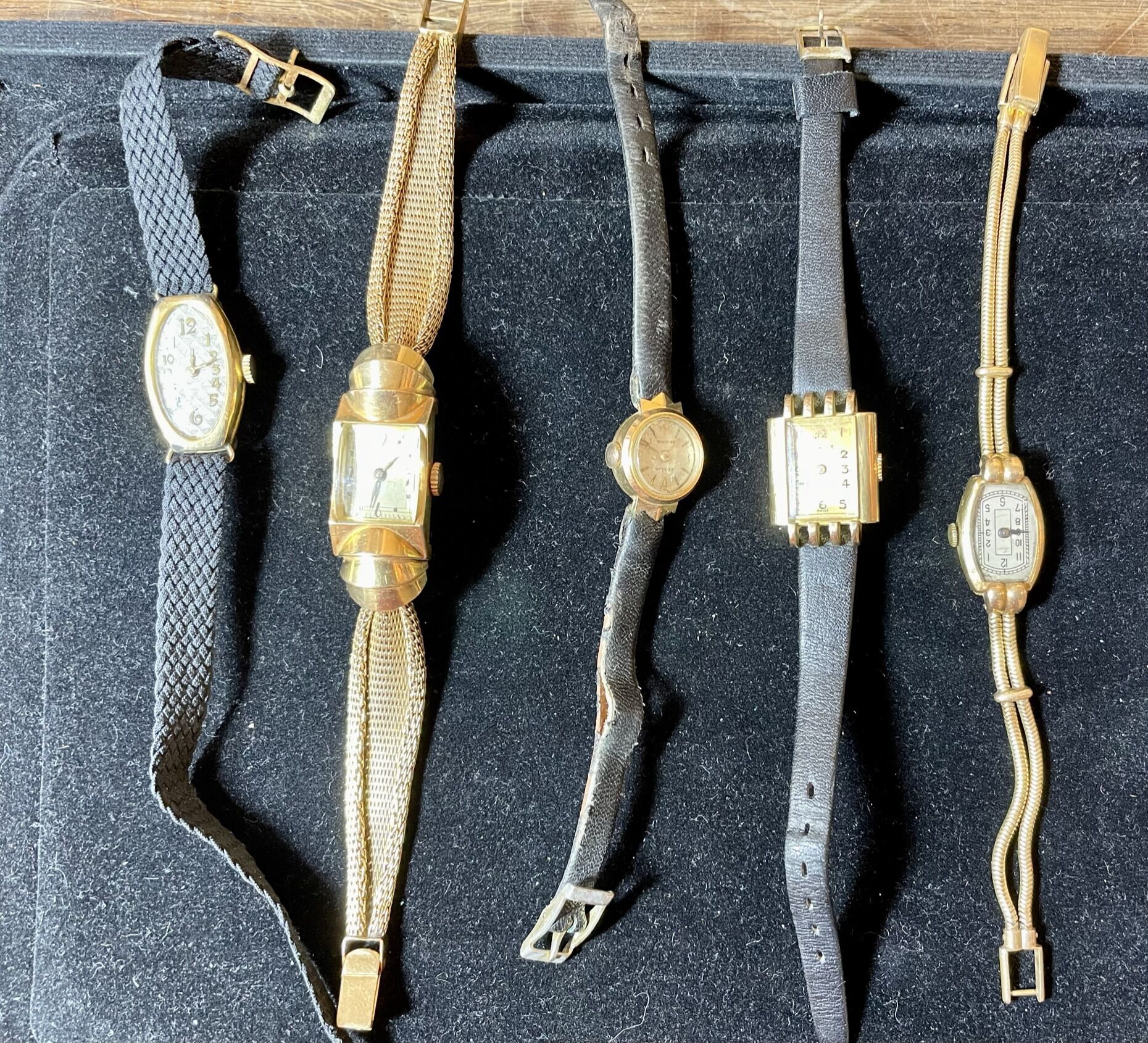 Null Lot including :

5 yellow gold 18K (750°/°°) wristwatches. Gross weight: 84&hellip;