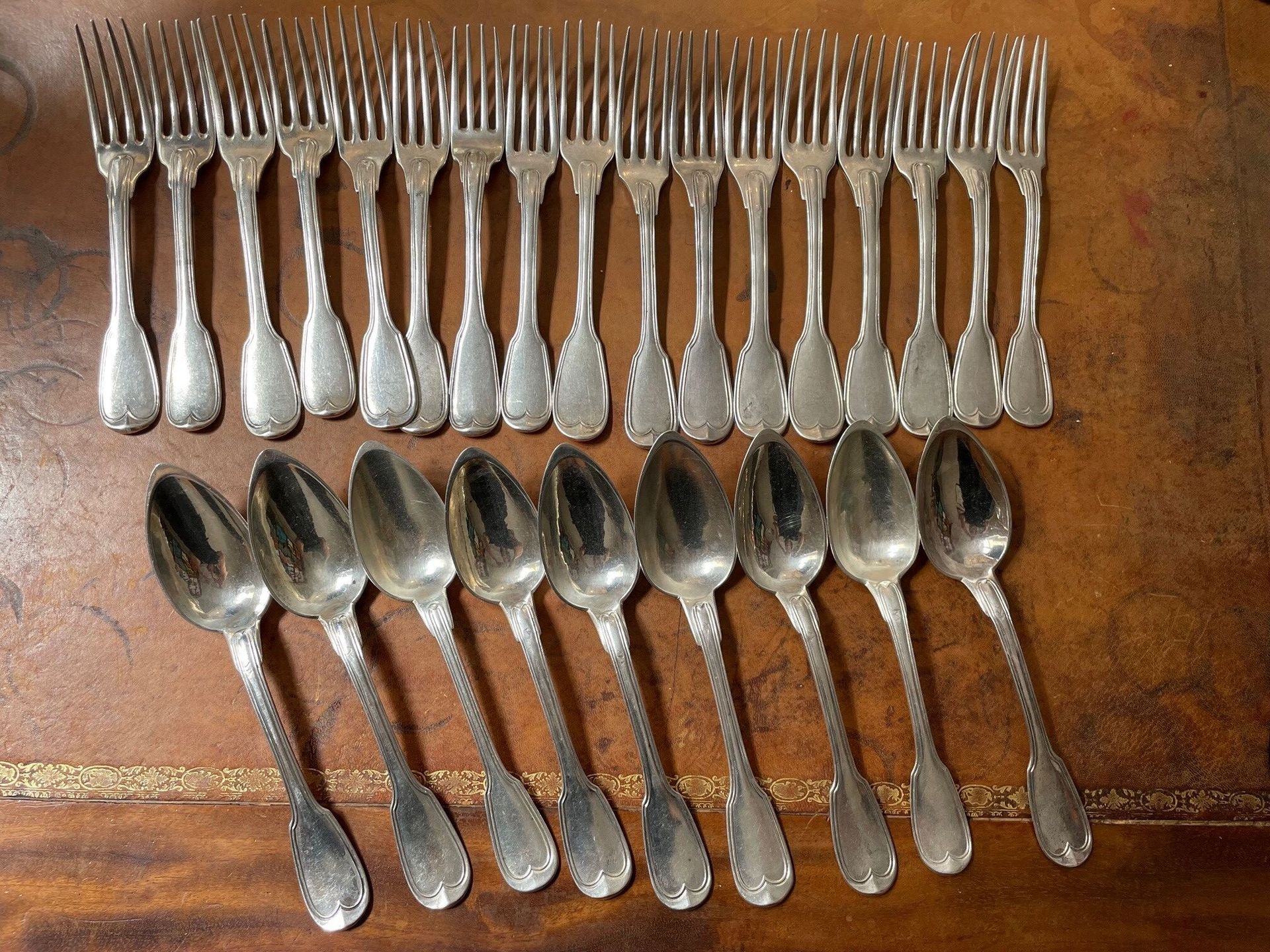 Null 一批18和19世纪的银制餐具，各种印记，包括:

- 9个大勺子

- 17个大叉子

重量 : 2 114 g

[26]