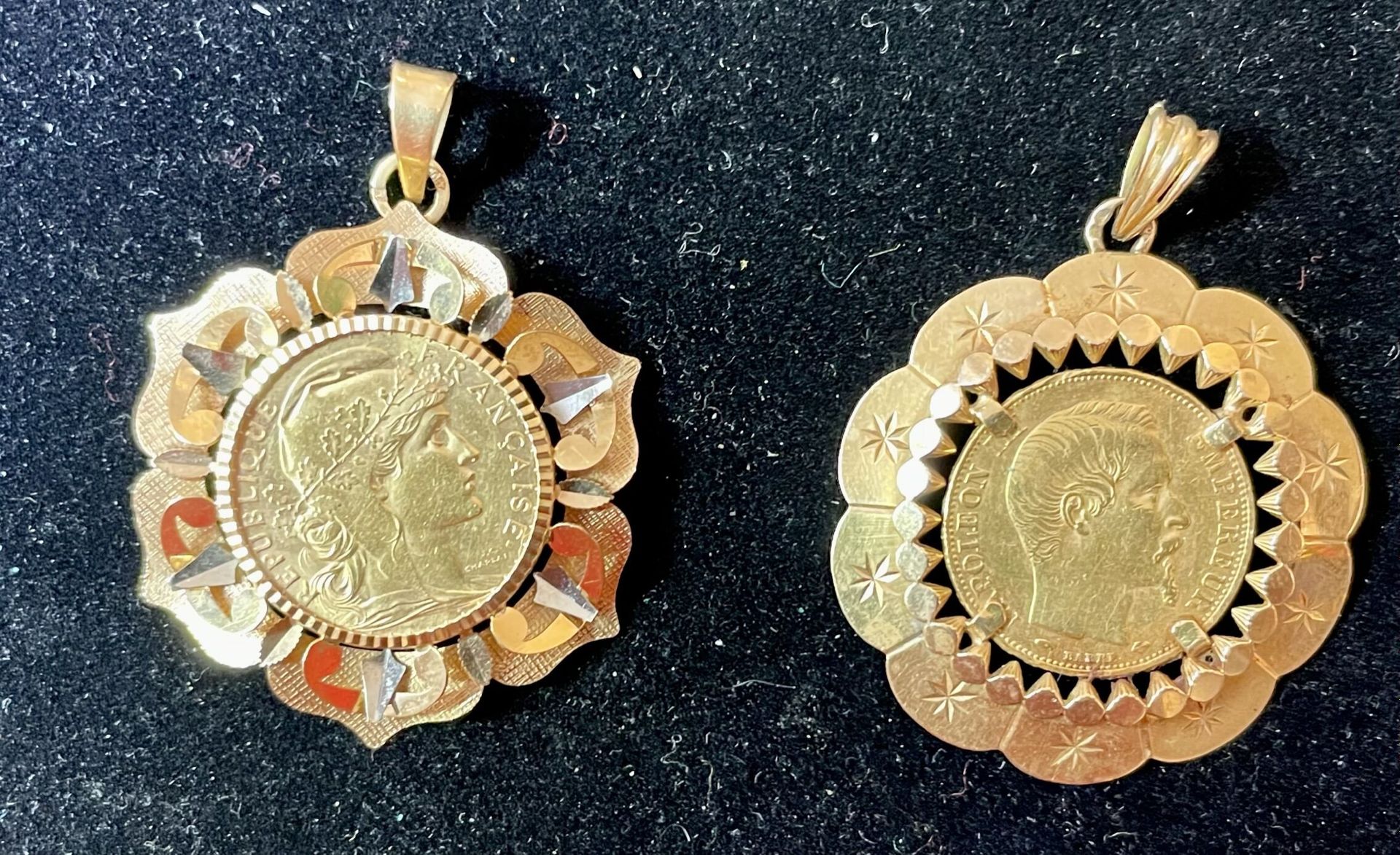 Null 两个18K(750°/°)黄金吊坠，镶嵌两枚20法郎金币

毛重：24.5克。

[2]