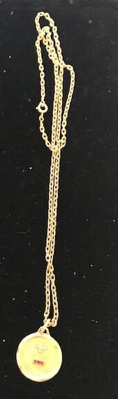 Null 一条链子和一枚18K（750°/°）黄金的奖章，奖章上镶嵌着小钻石和小红宝石。

毛重：24.8克