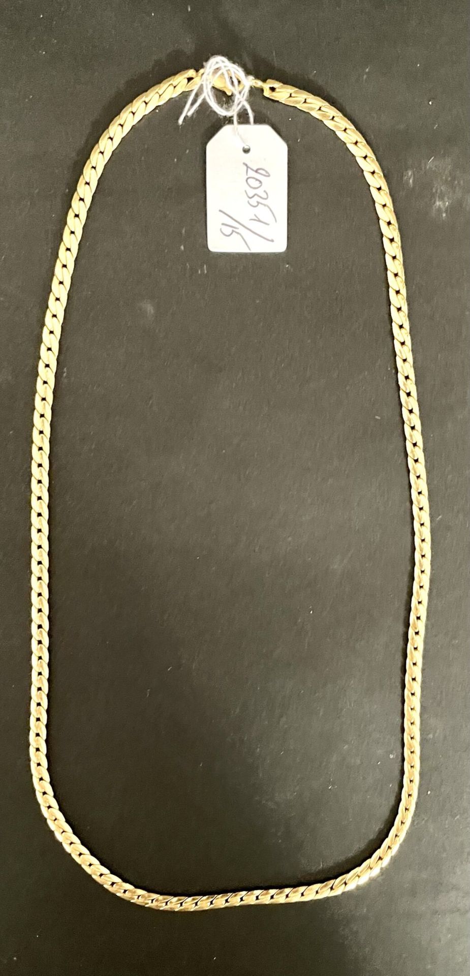 Null Halskette aus 18 Karat Gold (750°/°°), "englische" Maschen. 

L. 520 mm.

G&hellip;