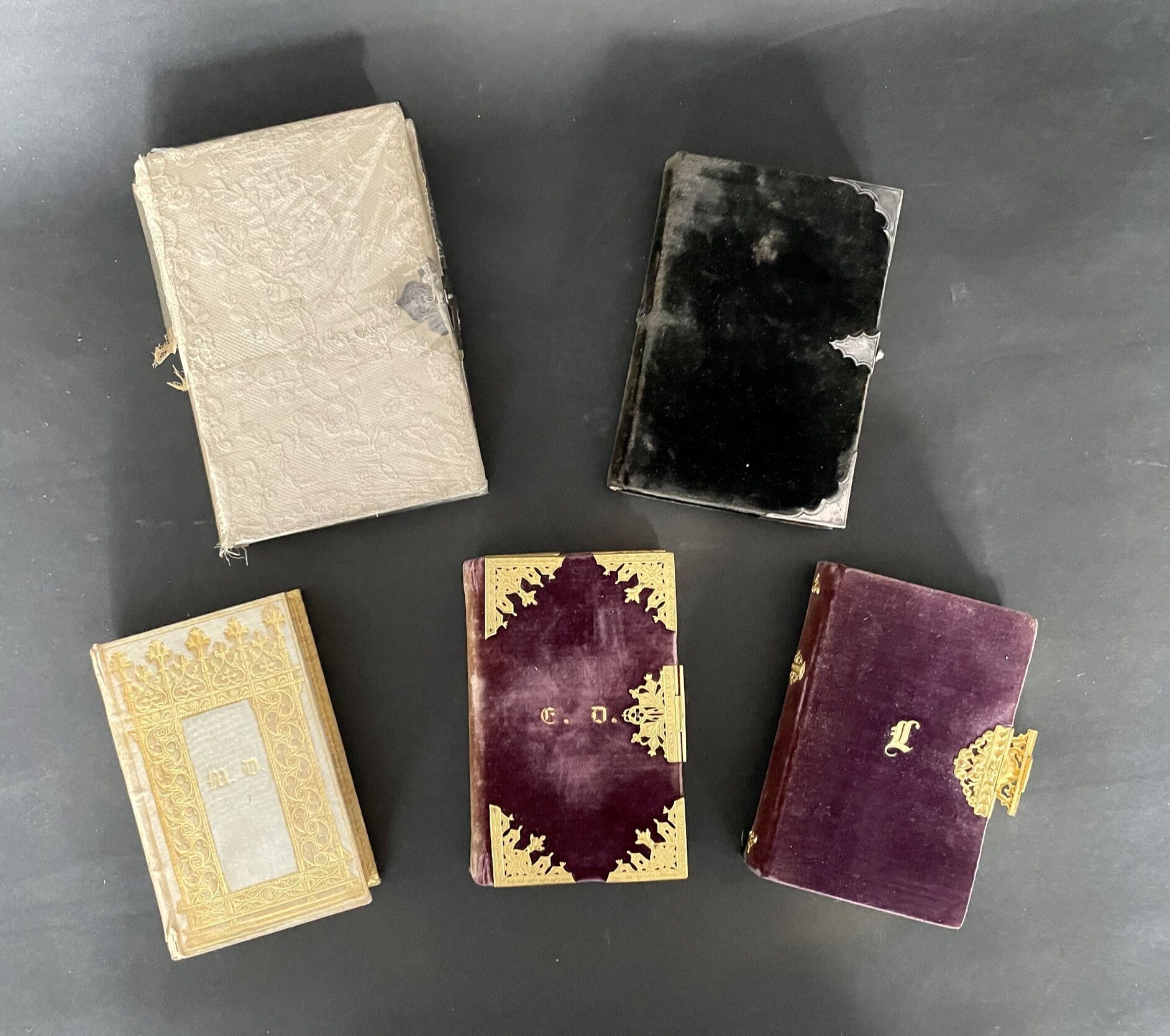 Null Five missals. In-12. Velvet bindings, percaline and lace. Gilded edges.

19&hellip;