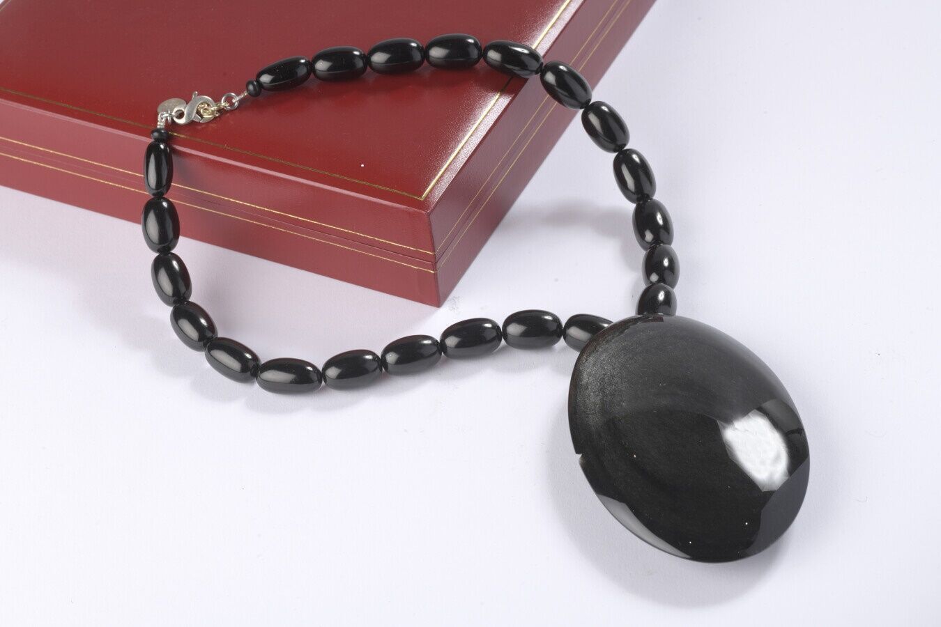 Null Jacques AN LAHN (20-21世纪)

由黑色珍珠和大型五彩斑斓的黑色粉彩组成的项链。

扣子上有标记，主石上有缺口。

在一个案例中。
