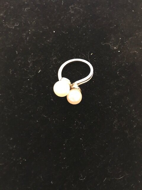 Null 18K（750°/°）白金戒指，镶嵌两颗白色养殖珍珠。法国的工作。

毛重 : 5,1 g

指尖50
