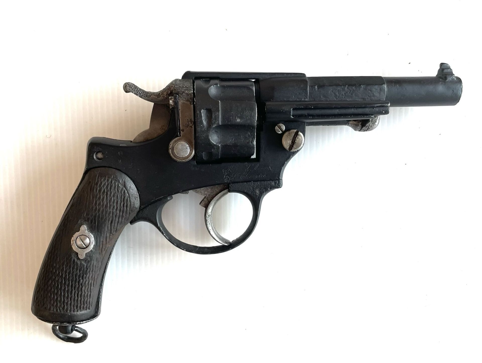 Null 1874型军官用左轮手枪。圣埃蒂安的武器制造厂。武器n°N9656。

很好地恢复了。

L. 24 cm