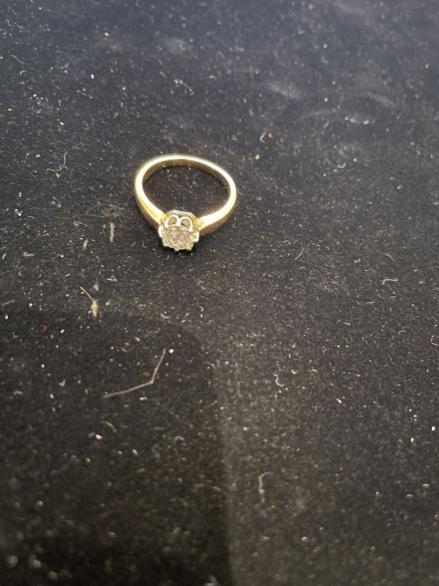Null 18K(750°/°)黄金戒指，镶有半截式钻石（约0.5克拉）。

意外，将被重新切割。

毛重：28.2克。