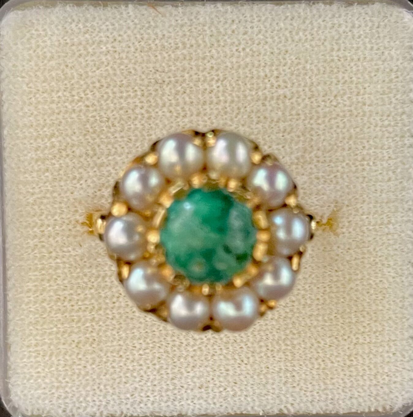 Null 18K(750°/°)黄金戒指，在一圈小珍珠中镶嵌了一块绿色硬石（孔雀石？

毛重 : 5,9 g