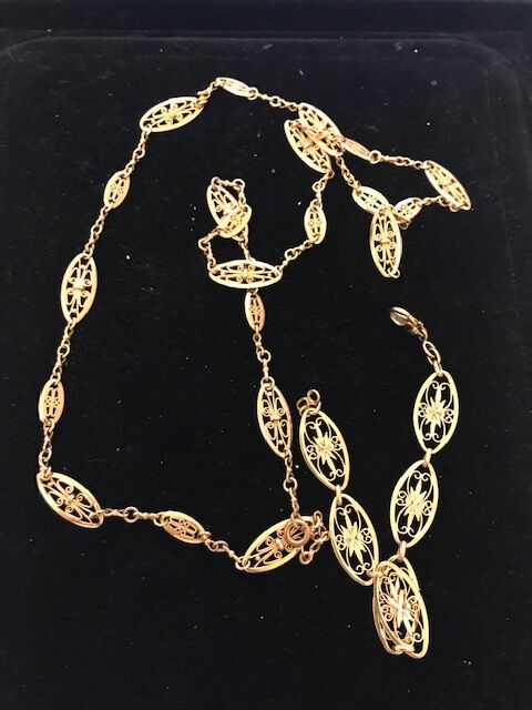 Null Halsbandkette aus 18 Karat Gelbgold (750°/°°) mit filigranen Motiven.

Gewi&hellip;