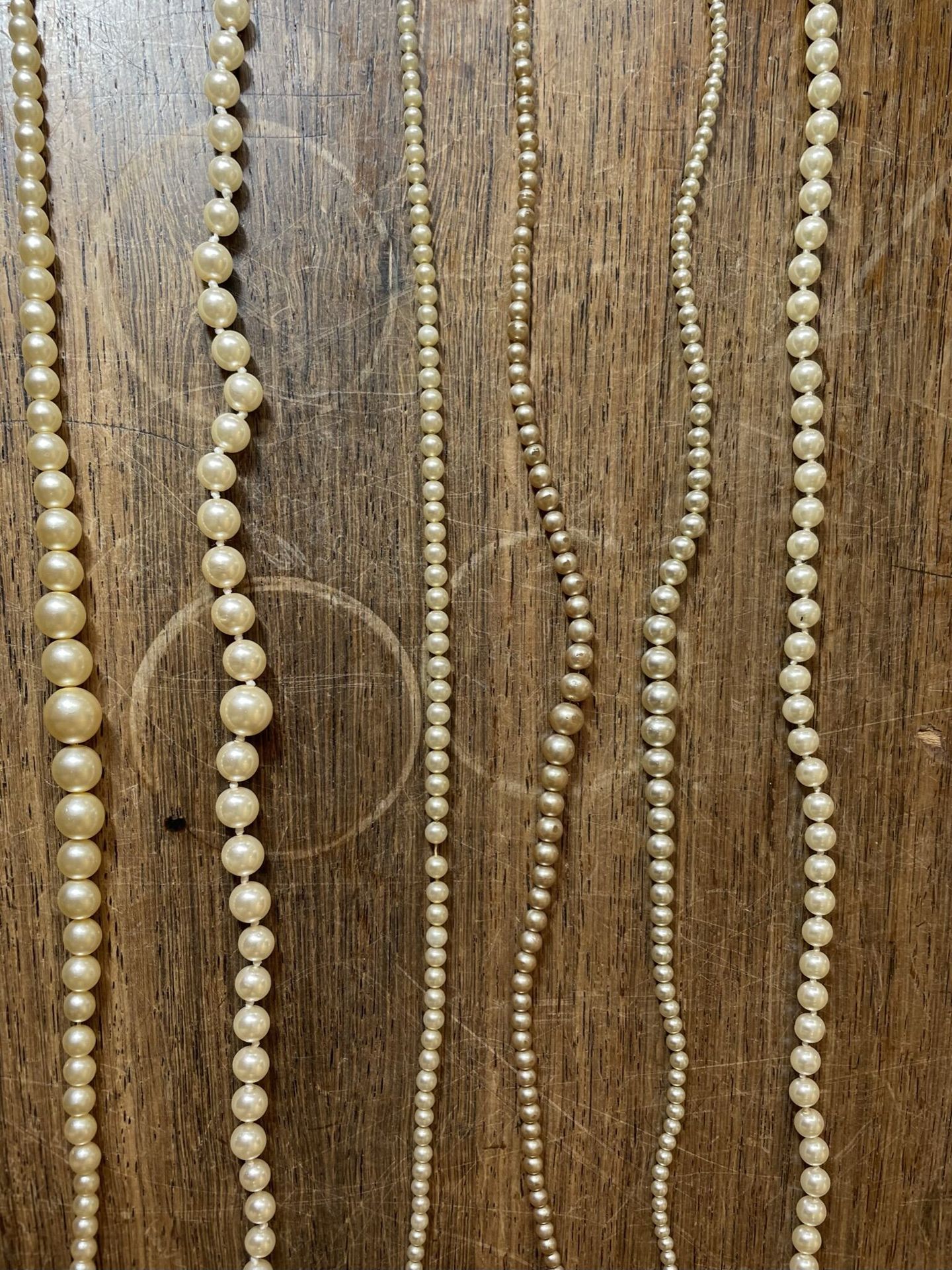 Null Six colliers de perles, dont cinq en chute et un choker, fermoirs en métal &hellip;